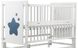 Кроватка детская ДУБОК "Звездочка" шарнир-пидшибник с откидной боковиной + колеса, дерево бук (Серый) DU-43 фото