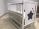 Кроватка детская ДУБОК "Звездочка" шарнир-пидшибник с откидной боковиной + колеса, дерево бук (белый) DU-44 фото