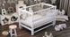 Кроватка детская ДУБОК "Элит" шарнир-пидшибник с откидной боковиной + резьбой, дерево бук (Белый) DU-21 фото
