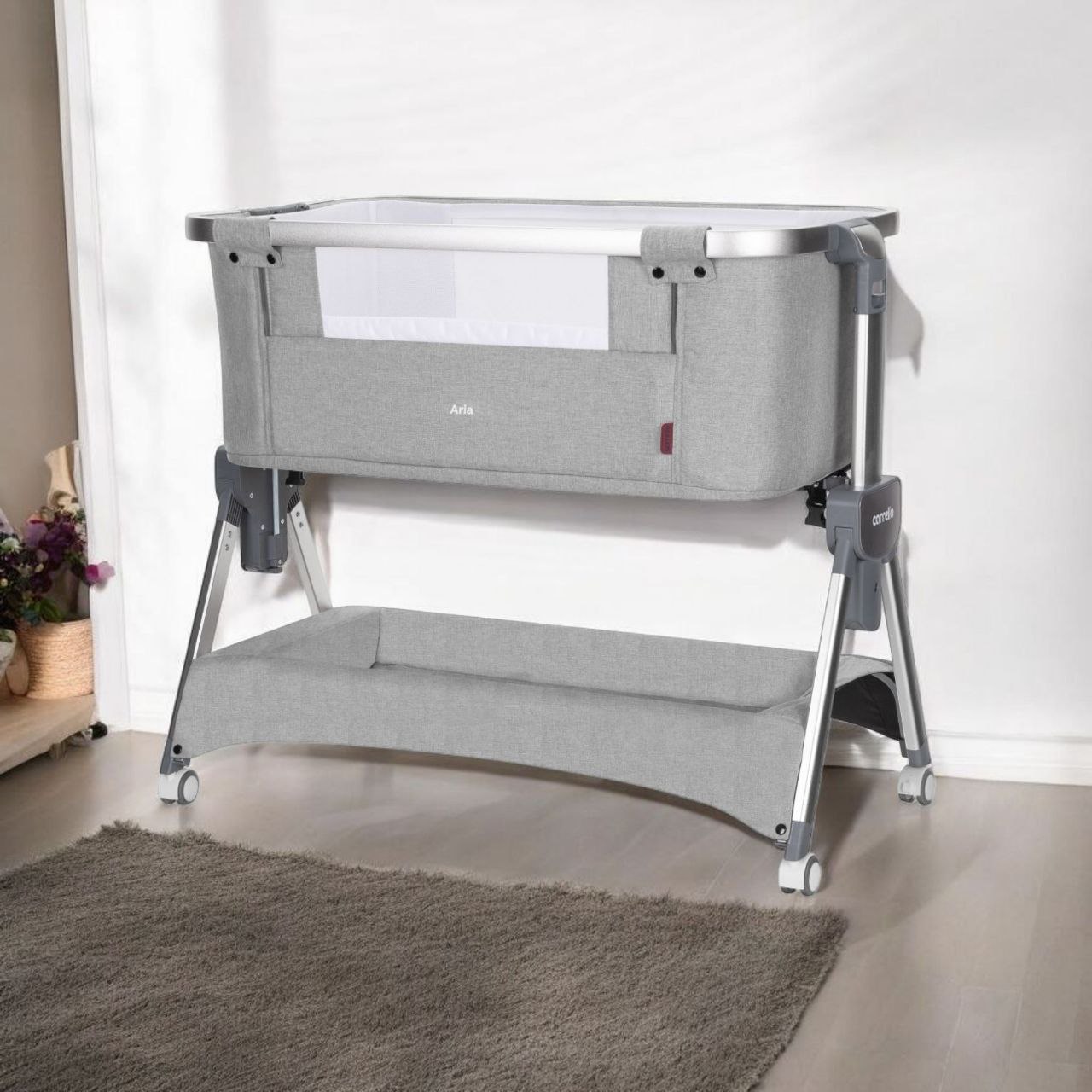 Приставная кроватка-манеж Carrello Aria CRL-16401 3 в 1: вид сбоку, регулировка высоты и комплектные аксессуары